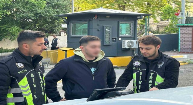 Kadıköy’de motosikleti yayaların üzerine sürerek dalga geçen sürücü yakalandı