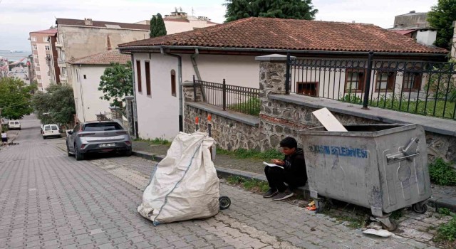 Kağıt toplayıcısı çocuğun konteyner başında ders çalışması duygulandırdı