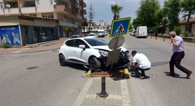 Kaza yapan otomobil, trafik levhasına çarparak durabildi