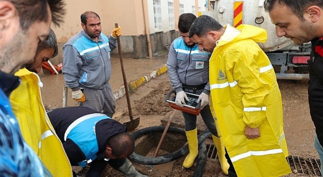 Nevşehir Belediyesi ekipleri aşırı yağıştan etkilenen mahallelerde temizlik ve onarım çalışmalarını sürdürüyor