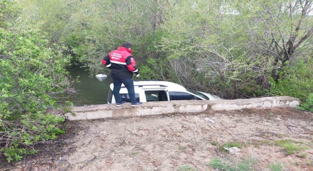 Otomobil dereye uçtu: 1’i çocuk 3 kişi yaralandı