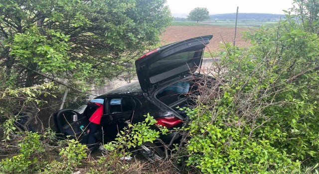 TEM’de bariyerleri aşan otomobil şarampole uçtu: 4 yaralı