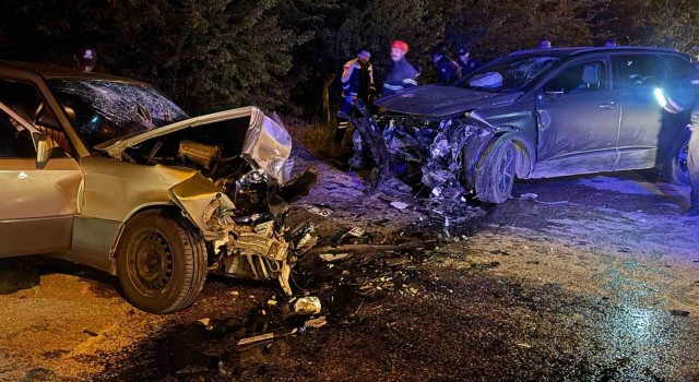 Tokat’ta facia gibi kaza: Kafa kafaya çarpışan araçlar..