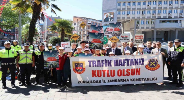 Trafik Haftası kutlamasına katılanlara kırmızı düdük dağıtıldı