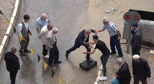 Dereye dönen yola ‘kasalı’ çözüm