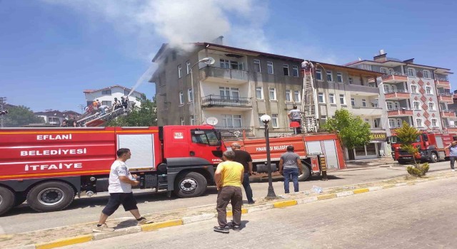 4 katlı binadaki yangın paniğe sebep oldu