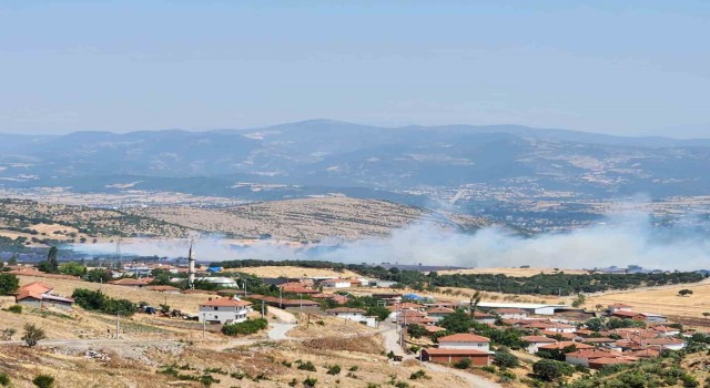 Balıkesir’de arazi yangınına havadan ve karadan müdahale ediliyor