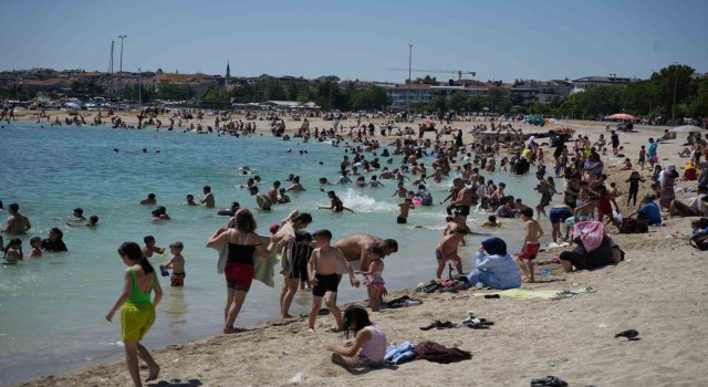 Bayram’da tatile gidemeyenler Yeşilköy sahiline akın etti