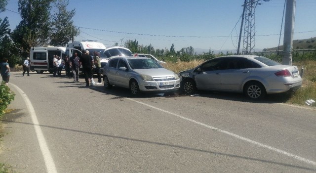 Isparta’da otomobiller kafa kafaya çarpıştı: 3 yaralı