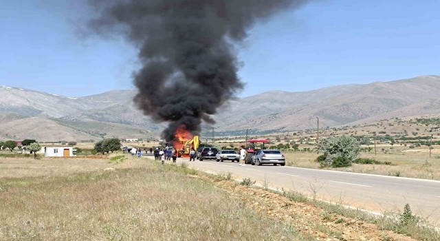 Kahramanmaraş’ın Afşin ilçesinde seyir halindeki kepçe yandı