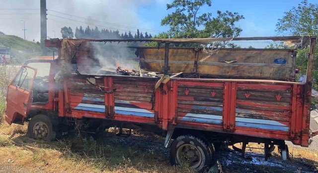 Kocaeli İstanbul sınırındaki yangın araçlara ve otluk alana sirayet etti