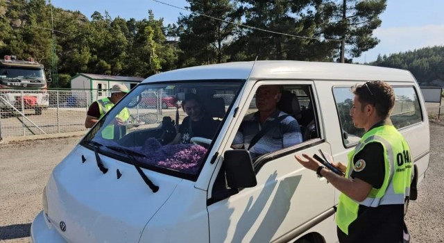 Muğla'da tatilcilere orman yangınlarıyla ilgili bilgilendirici broşür dağıtıldı