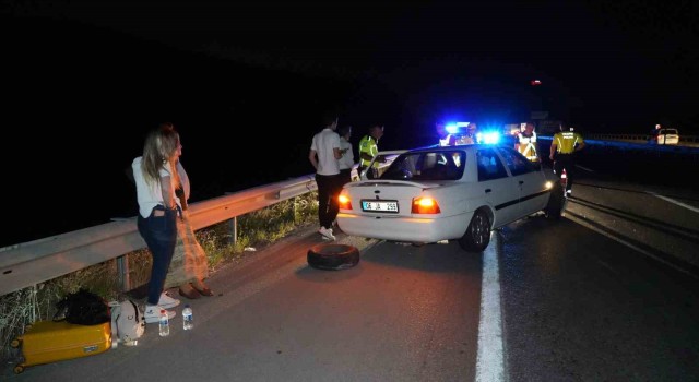 Tekeri kopan otomobil bariyere çarptı: Mucize kurtuluş!