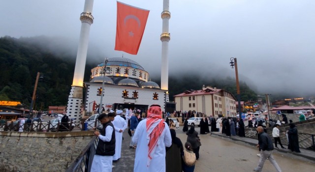 Uzungöl’de bayram yoğunluğu: Kilometrelerce araç kuyruğu oluştu