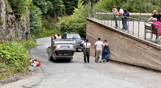 Uzungöl’de faciadan dönüldü: Freni tutmayan otomobil takla attı