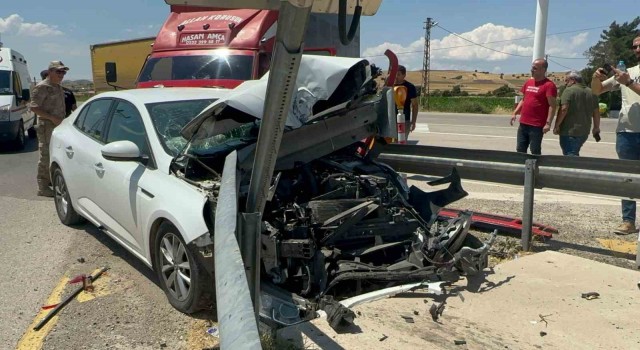 Elazığ’da otomobil bariyerlere saplandı: 4 yaralı