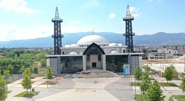 Kartepe Kent Meydanı Camii’nde hummalı çalışma