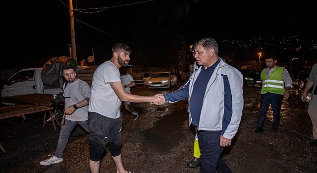 Şiddetli yağış yaşamı etkiledi Başkan Cemil Tugay ekiplerle birlikte sahaya indi