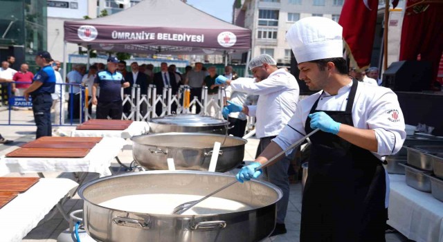 Ümraniye'de geleneksel aşure ikramı binlerce kişiyi buluşturdu