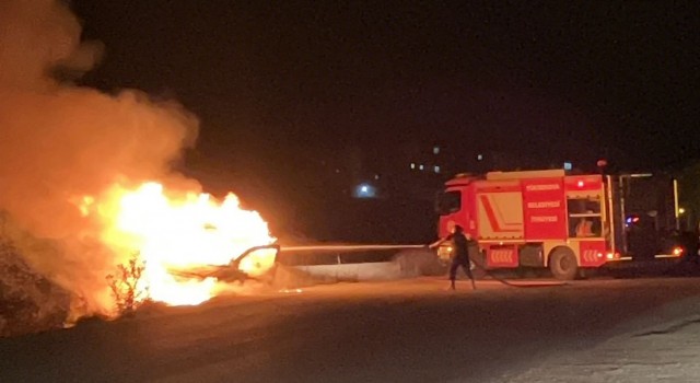 Yüksekova’da ticari araç alev alev yandı