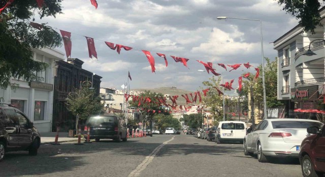 Kars bayraklarla donatıldı