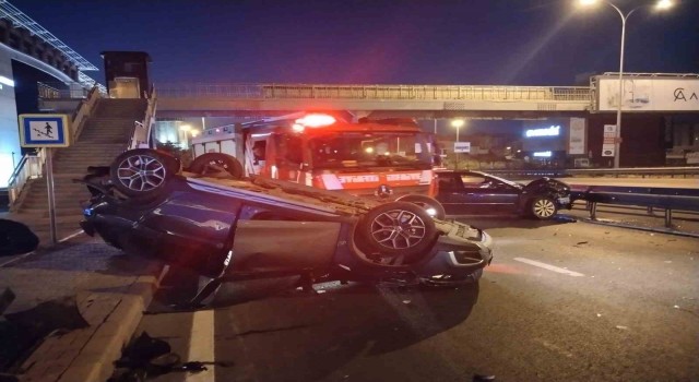 Maltepe’de kaza yapan araçlardan biri takla attı: 1 yaralı