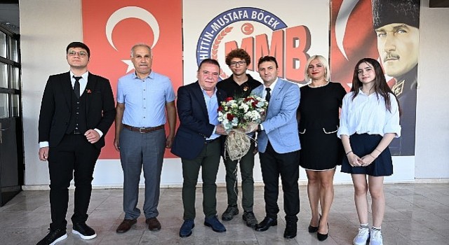 Antalya Büyükşehir Belediye Başkanı Muhittin Böcek öğrencileri yalnız bırakmadı