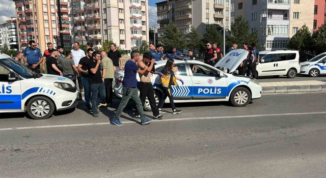 Bıçaklı kavganın şüphelileri kaçarken polis otomobiline çarptı