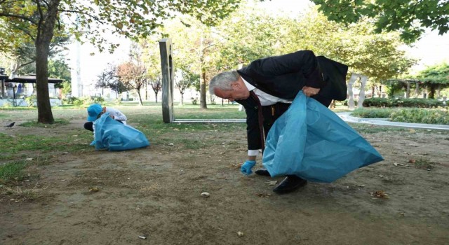 Eline çöp poşeti alan başkan, parkı köşe bucak temizledi