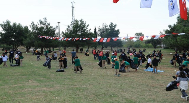 Gebze’de öğrenciler yere atılan çöpleri toplayarak farkındalık oluşturdu