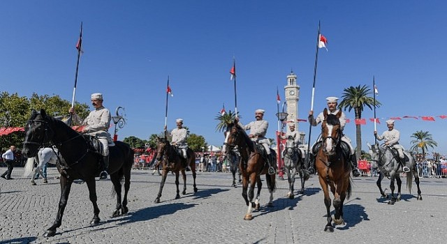 İzmir’in işgalden kurtuluşunun 102. yıl dönümü kutlamaları kapsamında temsili bayrak töreni yapıldı