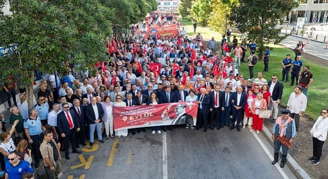 İzmirliler Zafer Yürüyüşü’nde buluştu