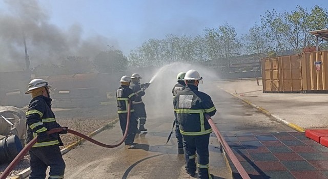 Kocaeli Büyükşehir Belediyesi İtfaiyesi'nden Polisan acil durum ekiplerine eğitim