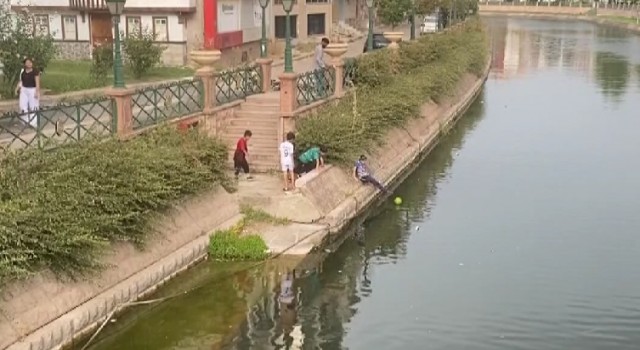 Porsuk Çayı’na düşürdükleri topu almak isteyen çocuklar canlarını tehlikeye attı