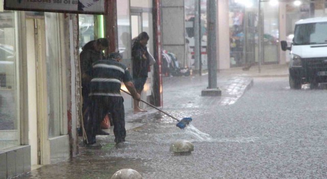 Trabzon’un Araklı ilçesinde şiddetli yağış etkili oluyor