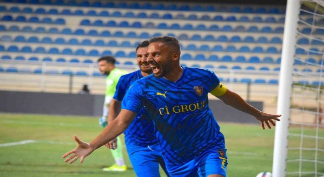 37 yaşındaki Yasin Öztekin, gol krallığına oynuyor