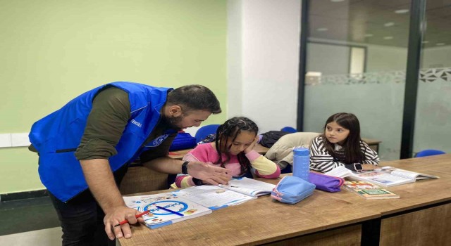 Düzce'de üniversitelilerden ilkokul öğrencilerine destek