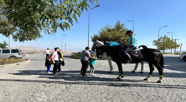 Harput’ta Atlı Jandarma Timi’ne yoğun ilgi