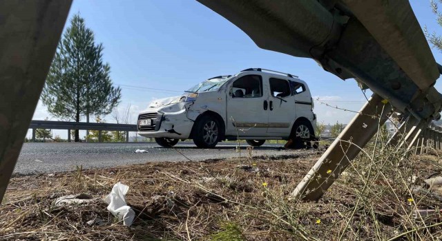 Virajı alamayan hafif ticari araç bariyere çarparak takla attı: 3 yaralı