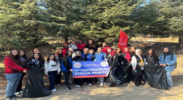 Afyonkarahisar'lı gençlerden Erkmen’de doğa yürüyüşü