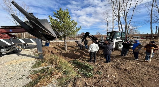 Çorum’un gözde mekanlarından olan Veli Çayırı’ndaki otopark yeşille buluşturuluyor