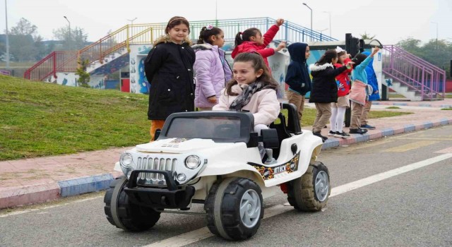 Düzce’de ilkokul öğrencilerine trafik eğitimi eğlenceli bir şekilde anlatılıyor.