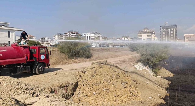 Manavgat’ta çalılık yangını evlere ulaşmadan söndürüldü