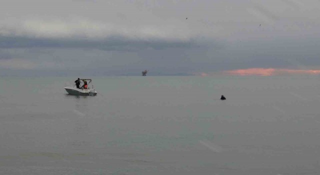 Silivri’de dondurucu havaya aldırmayıp su kayağı yaptılar: Onlara tüm aylar Temmuz