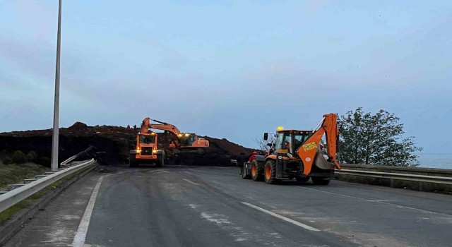 Arhavi’deki heyelanın ardından yol açma çalışmaları başladı