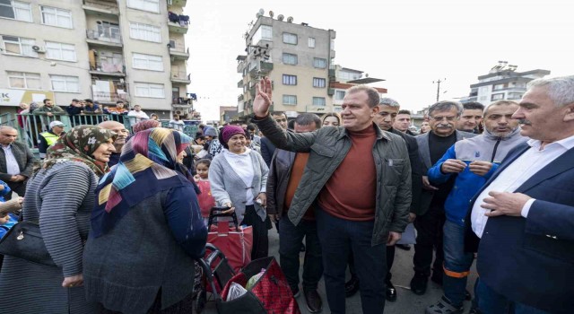 Mersin Büyükşehir Belediye Başkanı Seçer, pazar yerini gezdi, vatandaşları dinledi