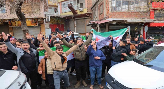 Mersin Büyükşehir Belediye Başkanı Seçer, pazar yerini gezdi, vatandaşları dinledi