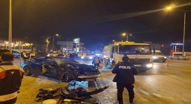 Park halindeki 2 araca çarpan sürücü, yaralı 3 arkadaşını bırakıp kaçtı