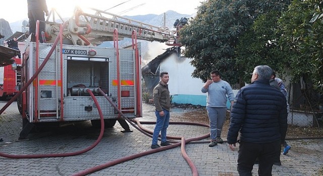 Kemer’de ev yangını panik yarattı