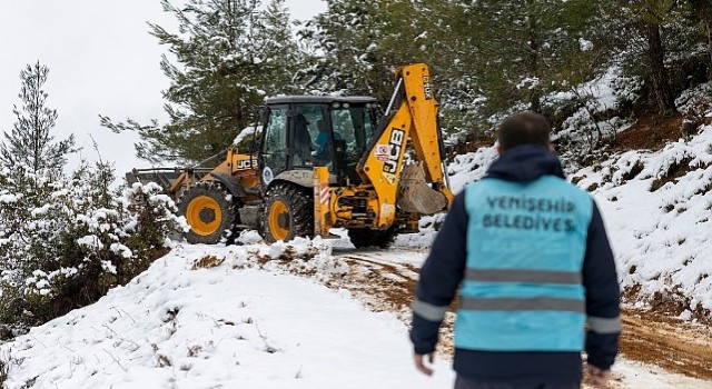 Mersin Yenişehir Belediyesinden kar temizleme ve yol açma çalışması